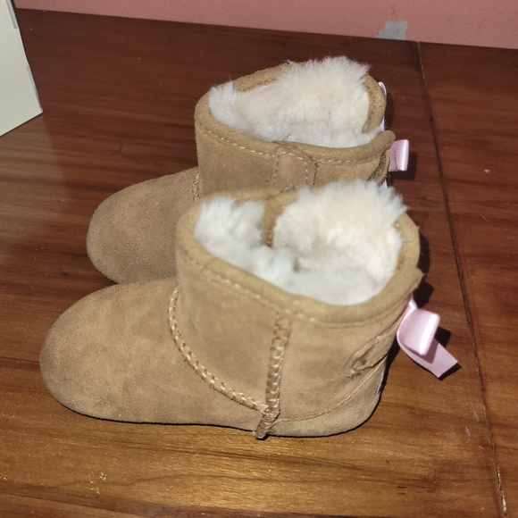 UGGS - Picture 3 of 5